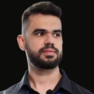 Alex Gurrão de camisa preta, olhando para o lado